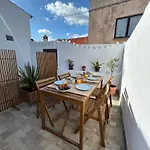 شقة Modern Old Town House With Sunny Terrace *